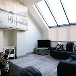 Side Four Bedroom By Travel Lets Homes Villa