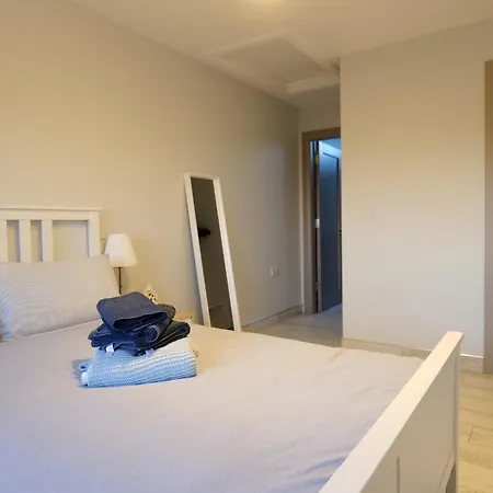 Side Four Bedroom By Travel Lets Homes *